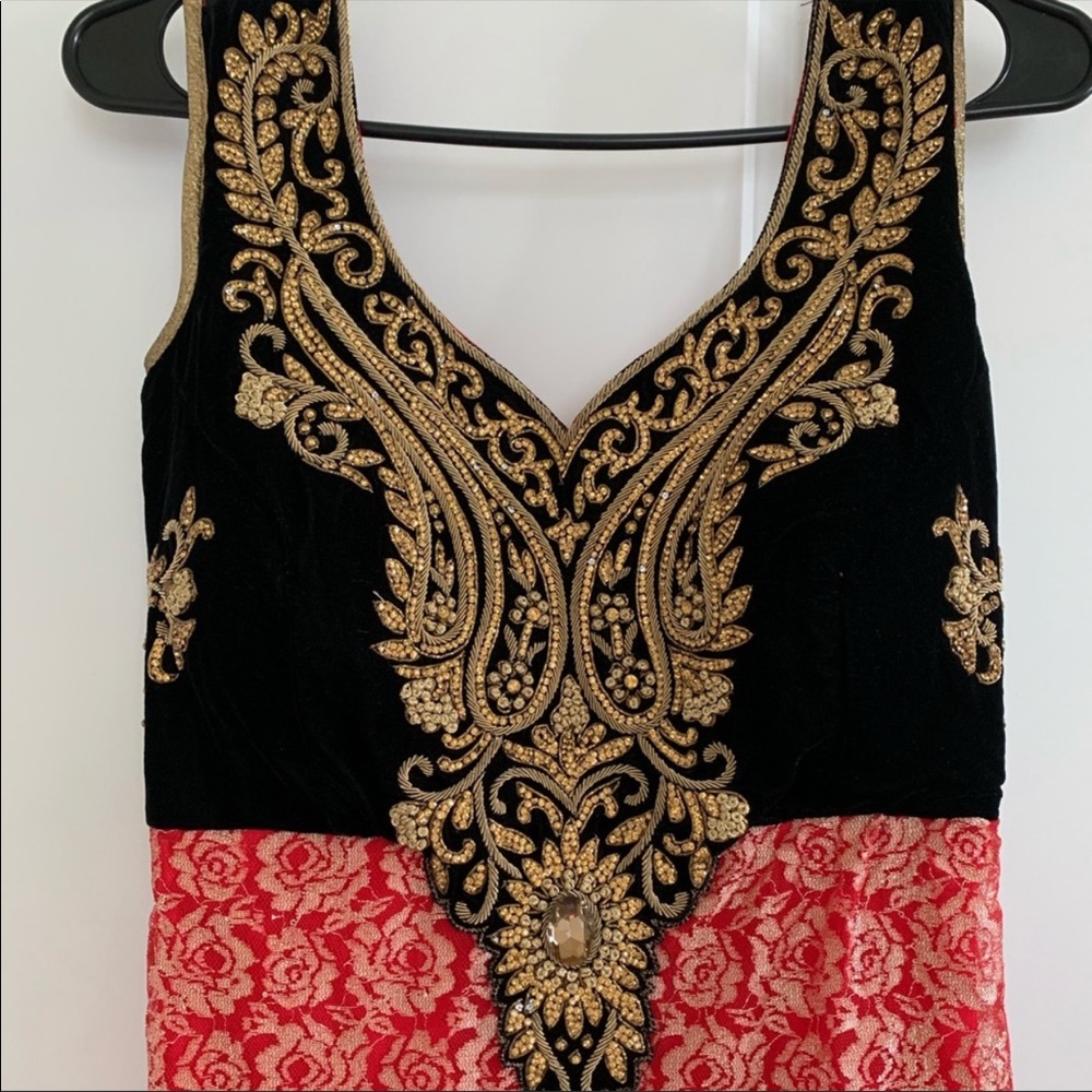 Elegant Black and Red Embroidered Dress - Picture 2 of 6